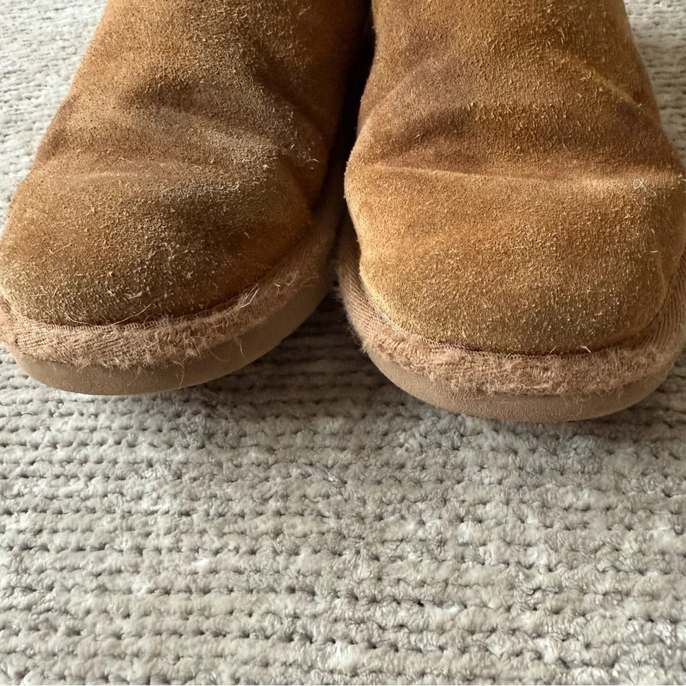 UGG‎ Girls Classic Short Chestnut Suede Shearling Boots Size 1